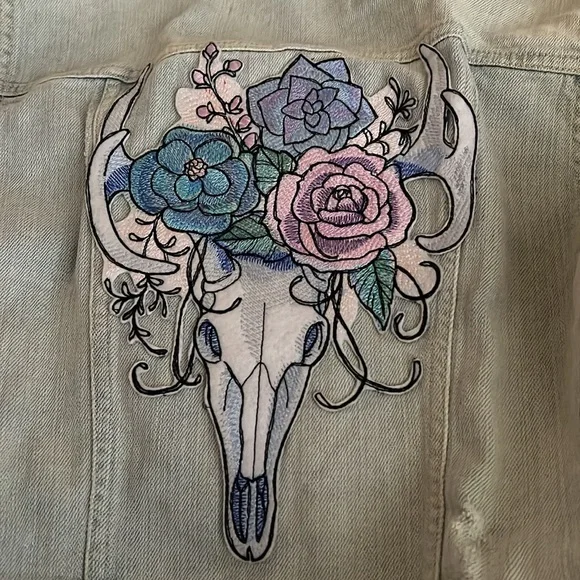 Denim Vest S to M deer 🦌 skull rose 🌹 appliqué embroidered light wash blue - Picture 11 of 14